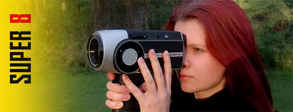 Mädchen mit Super-8-Kamera